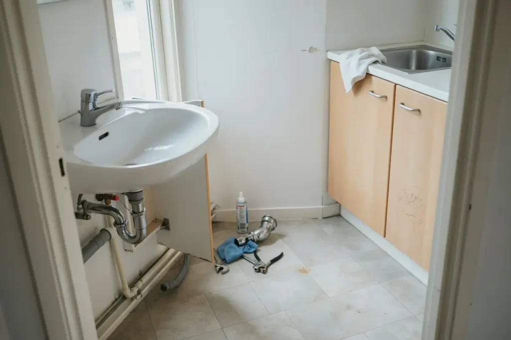 rensa vattenl set hemma enkla steg som f rebygger stopp i handfat dusch och diskho